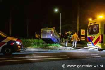 Bestelbus vliegt over de kop na aanrijding