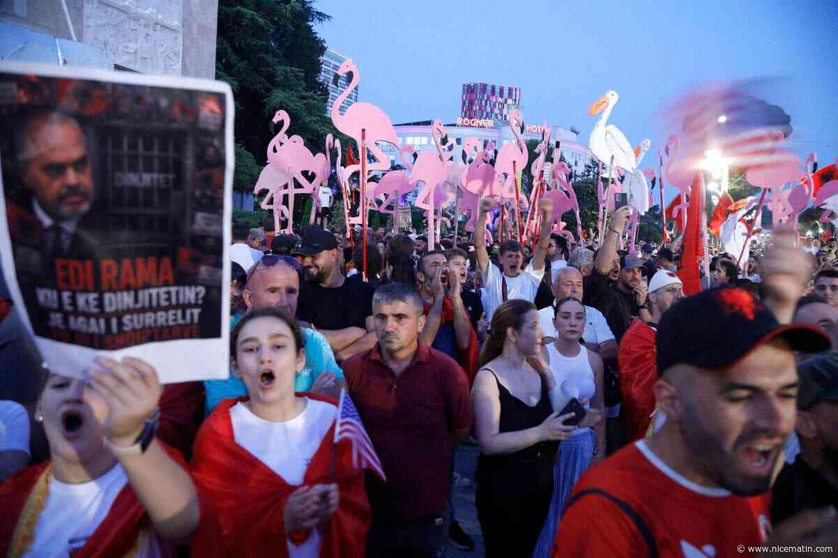 « L’Albanie n’est pas à vendre » : des dizaines de milliers de personnes se mobilisent à Tirana contre le projet immobilier touristique lié à la famille de Donald Trump
