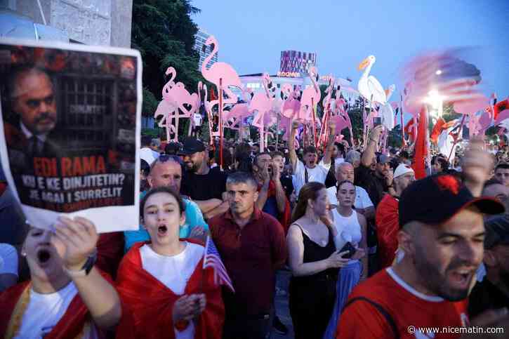 « L’Albanie n’est pas à vendre » : des dizaines de milliers de personnes se mobilisent à Tirana contre le projet immobilier touristique lié à la famille de Donald Trump