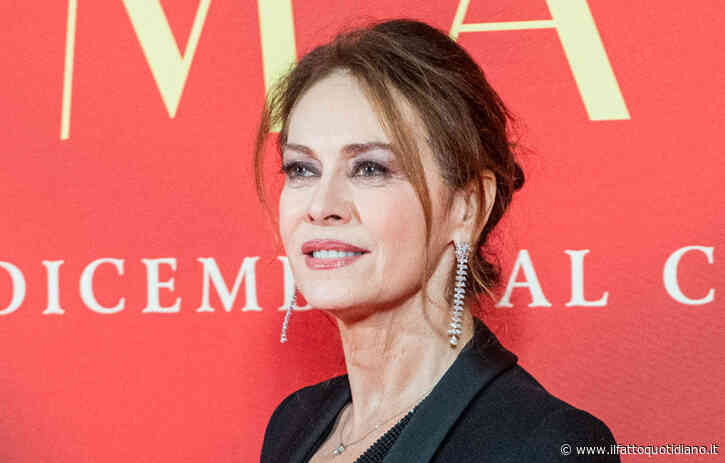 “La devono finire, è una mancanza di rispetto immensa verso chi lavora come un assassino dietro le quinte. La messa in onda alle 22 è scandalosa, sono incavolata nera”: la rabbia di Elena Sofia Ricci