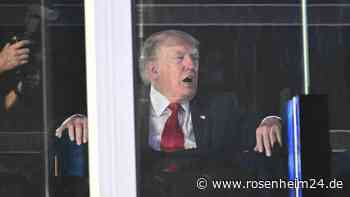 250 Jahre USA: Trump feiert sich selbst – hinter einer Panzerglasscheibe