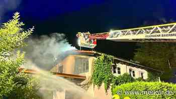 Brand in Ebenhausen: Feuerwehr rettet Frau mit Drehleiter aus dem zweiten Stock