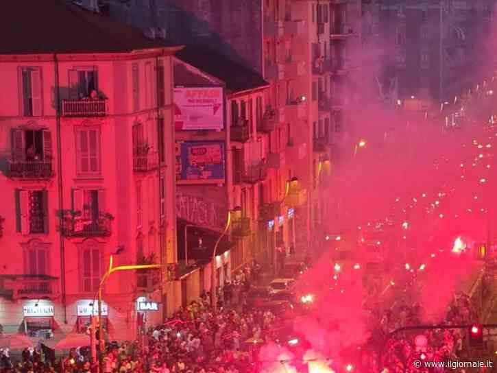 A Torino fuochi d'artificio e petardi ad altezza uomo per festeggiare il Marocco