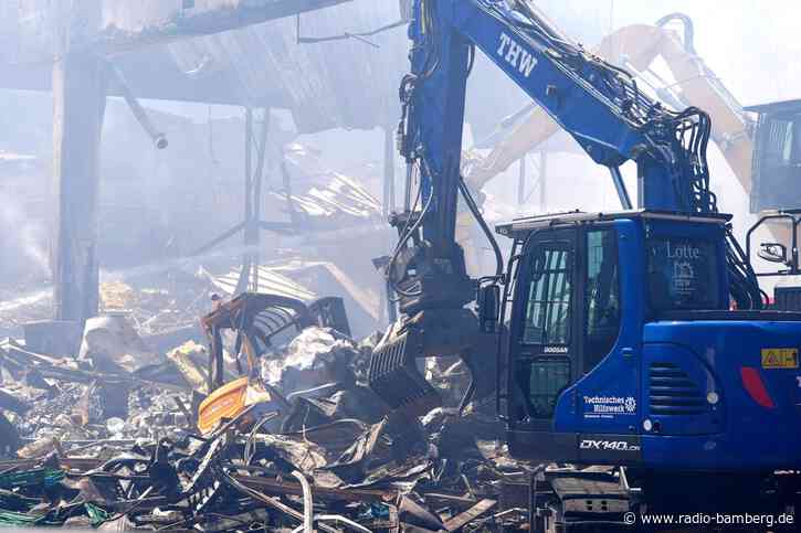 Feuerwehr löscht weiter Glutnester auf Stuttgarter Großmarkt