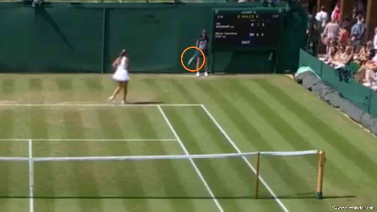 Duitse tennisster (15) op Wimbledon gediskwalificeerd nadat haar racket uit frustratie tussen het publiek belandt