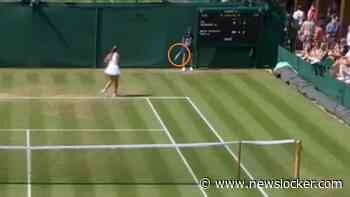 Duitse tennisster (15) op Wimbledon gediskwalificeerd nadat haar racket uit frustratie tussen het publiek belandt