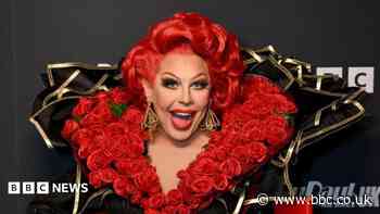 La Voix enjoys acting drunk in new stage role