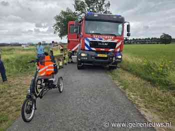 Vrouw met driewielerfiets te water geraakt