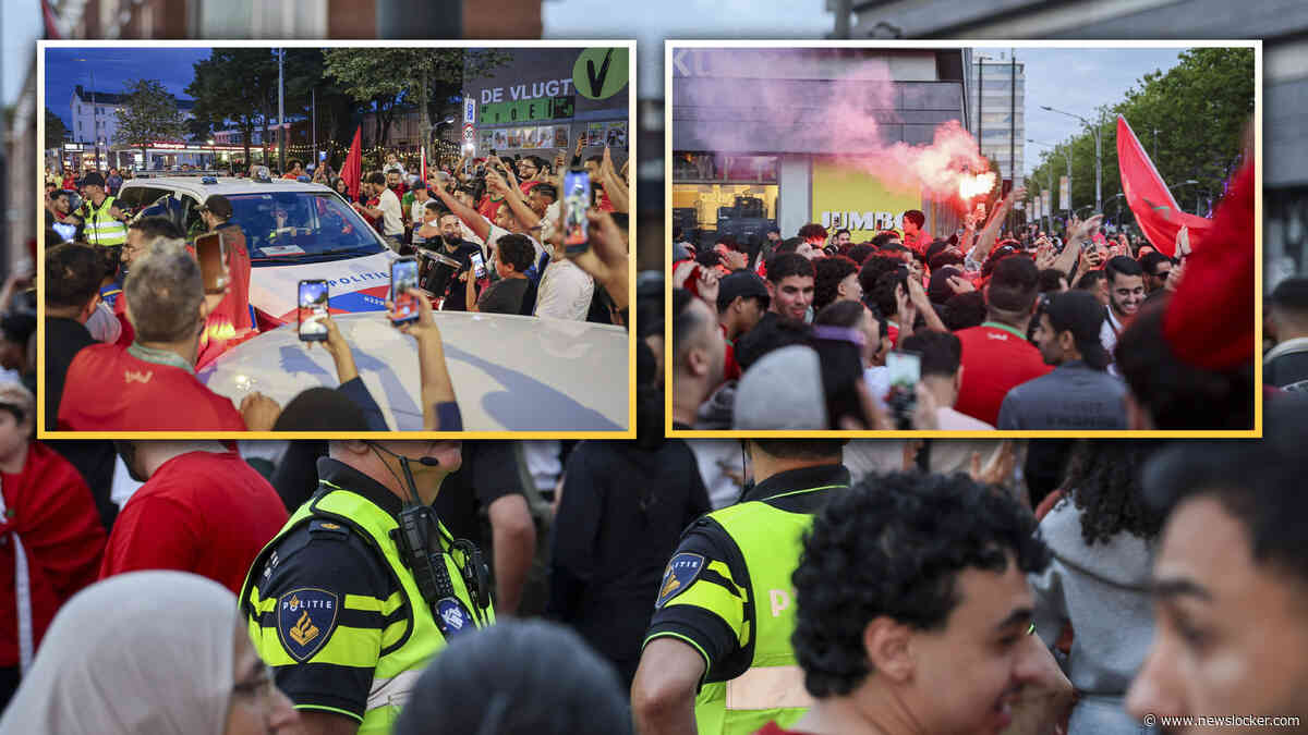 Vrij spel voor fans van Marokko in Amsterdam: agenten kijken lachend toe hoe gemaskerde jongens rondscheuren, zwaar vuurwerk afsteken en tegen politiebusje schoppen