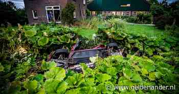 Auto belandt op de kop in greppel, vlak voor woning en tussen de planten: ‘Alsof je naar een gekke film kijkt’
