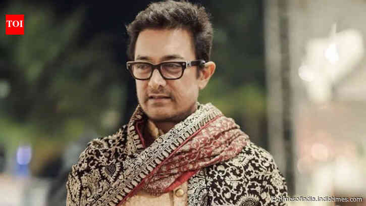 Aamir Khan sees off Raj Thackeray after wedding with Gauri Spratt