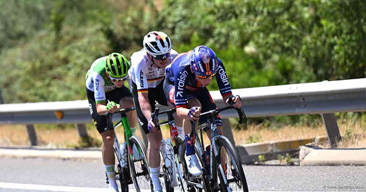 LIVE Tour de France | Kopgroep met twee Nederlanders verliest terrein, duel tussen Van der Poel en Pogacar om ritzege op Montjuïc?