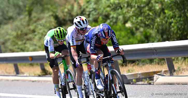 LIVE Tour de France | Kopgroep met twee Nederlanders verliest terrein, duel tussen Van der Poel en Pogacar om ritzege op Montjuïc?