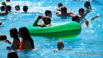 Gefahr im Schwimmbad: Bäder warnen vor gefährlicher Handy-Ablenkung von Eltern