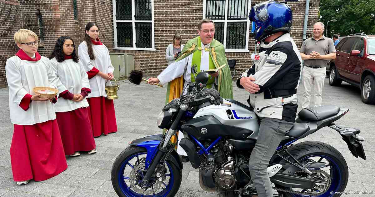 Op vakantie met een veilig gevoel, pastoor zegent voertuigen in de Achterhoek: ‘God reist mee’
