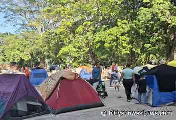Damnificados por los terremotos refugiados en Parque del Este son trasladados al Coliseo de La Urbina