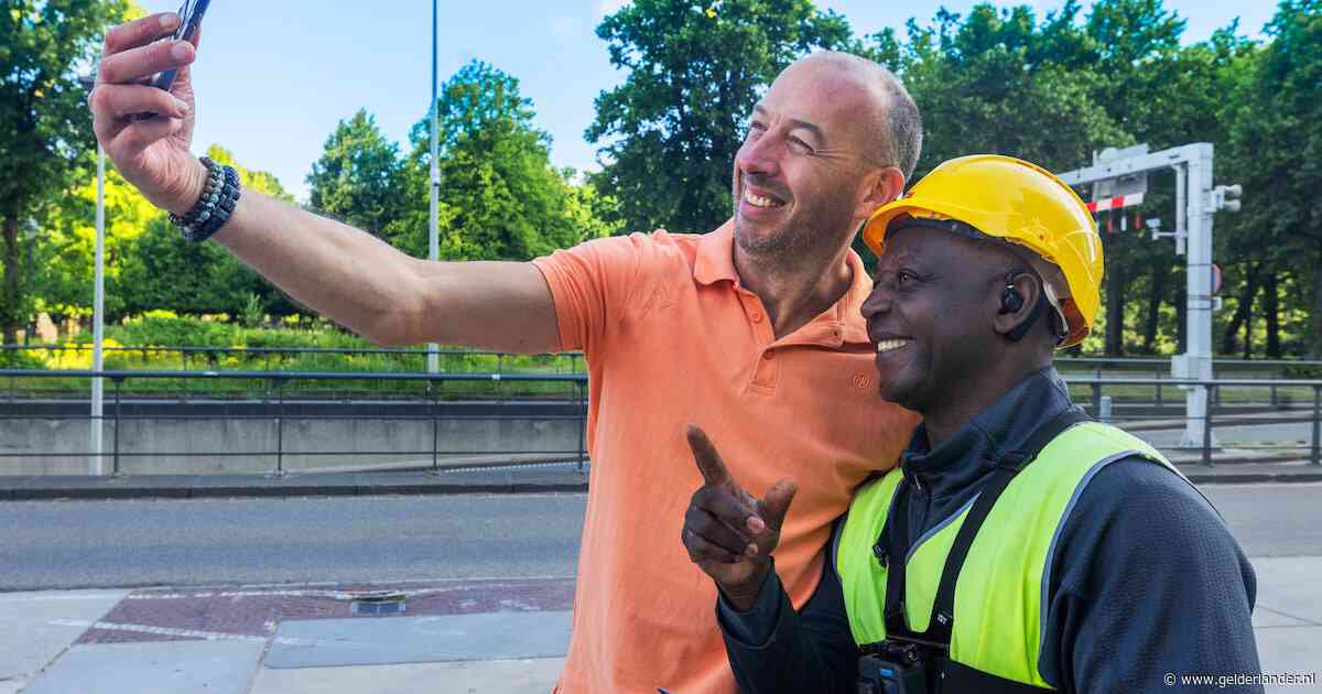 Automobilisten toeteren, fietsers stoppen: verkeersregelaar Mike is geliefd als ‘high five-man’