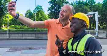 Automobilisten toeteren, fietsers stoppen: verkeersregelaar Mike is geliefd als ‘high five-man’
