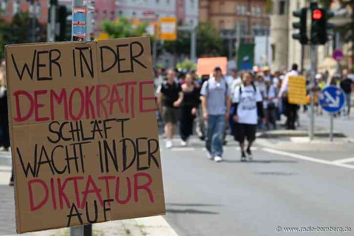 Tausendfacher Protest gegen die AfD – Spitzenduo bestätigt