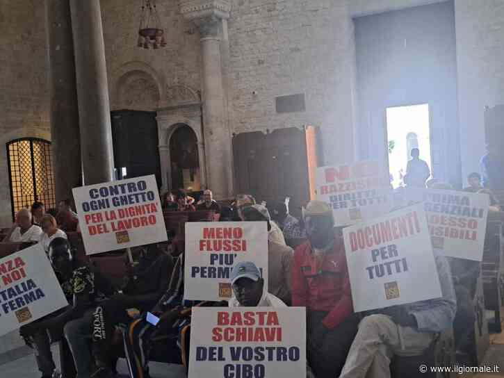 I braccianti di Torretta Antonacci occupano la basilica di San Nicola di Bari per 5 ore: “Documenti per tutti e stop ai ghetti"
