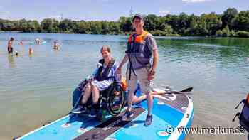 Riesenspaß auf und am Wasser: Rollstuhlfahrerin gleitet auf SUP über See – Gaudi-Triathlon