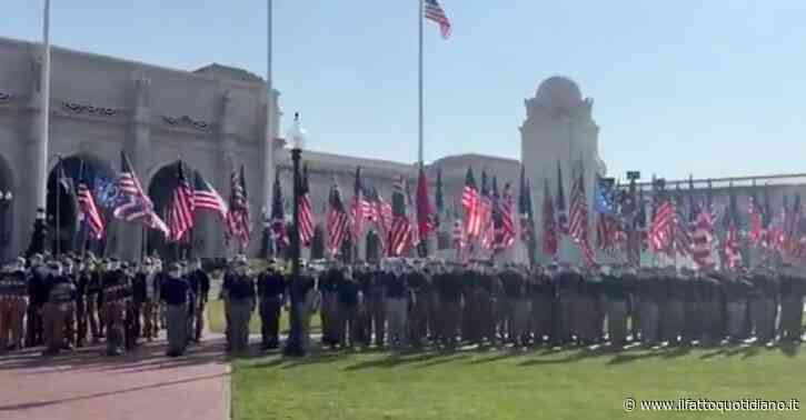 Centinaia di suprematisti bianchi con il volto coperto sfilano a Washington per il 4 luglio: le immagini