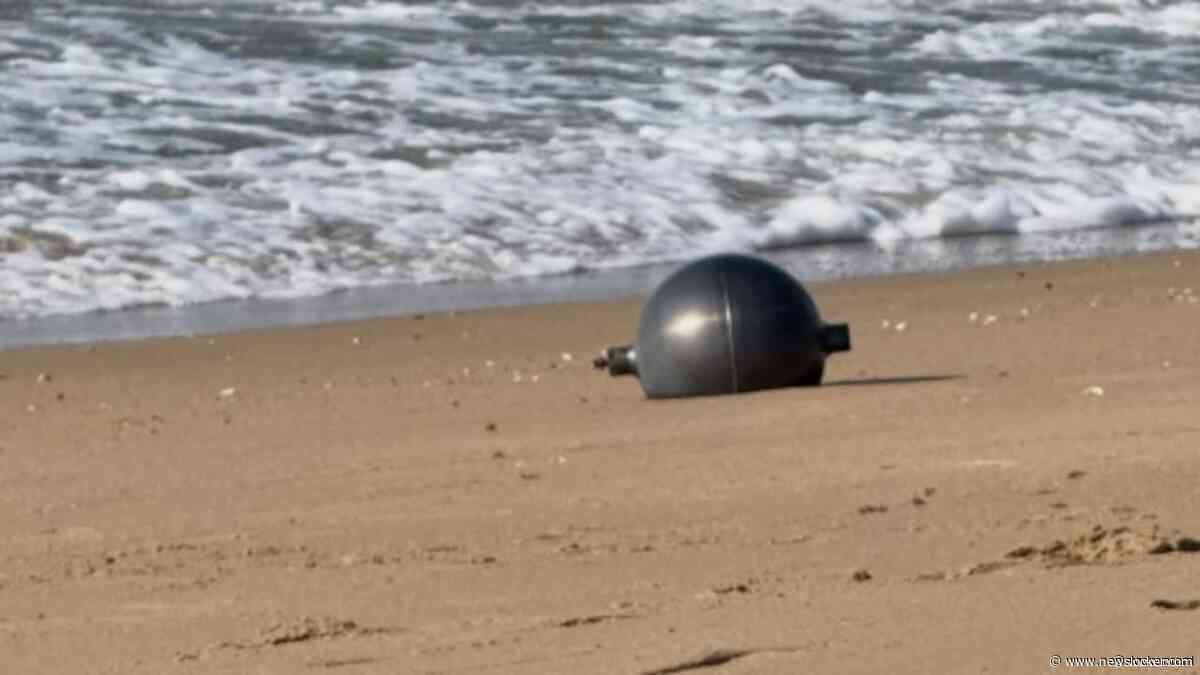 Australië onderzoekt mysterieuze ruimtebollen die op strand zijn aangespoeld