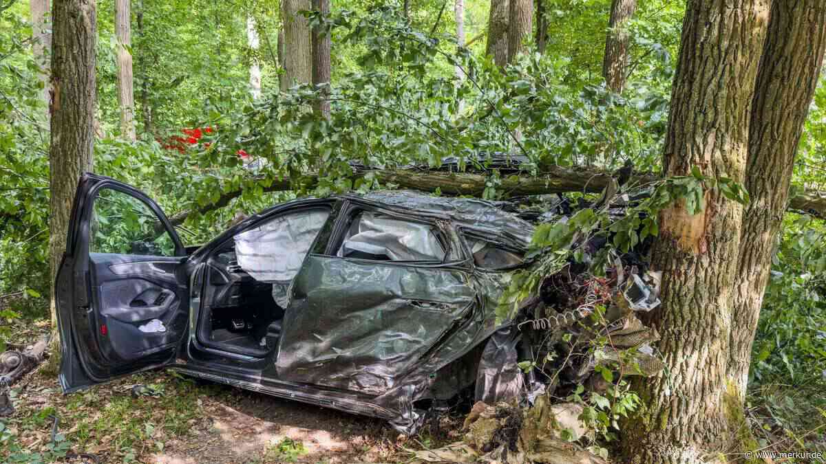 Spektakulärer Unfall in Bayern sorgt für Bild der Verwüstung – Auto völlig zerstört