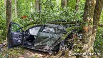 Spektakulärer Unfall in Bayern sorgt für Bild der Verwüstung – Auto völlig zerstört