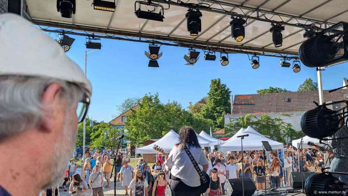„Haar rockt" zieht hunderte Besucher an – viele tanzen vor der Bühne