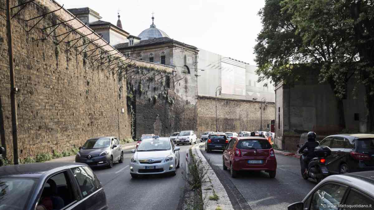 Lancia un tronco e una pietra di 9 chili sulle auto in transito a Roma: arrestato 29 enne
