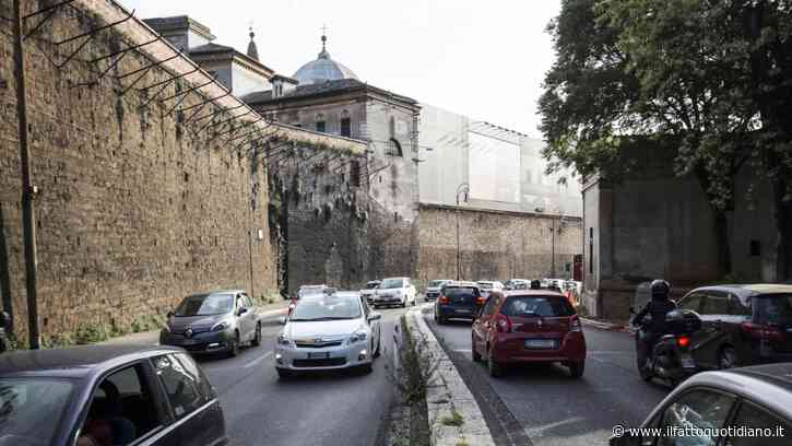 Lancia un tronco e una pietra di 9 chili sulle auto in transito a Roma: arrestato 29 enne