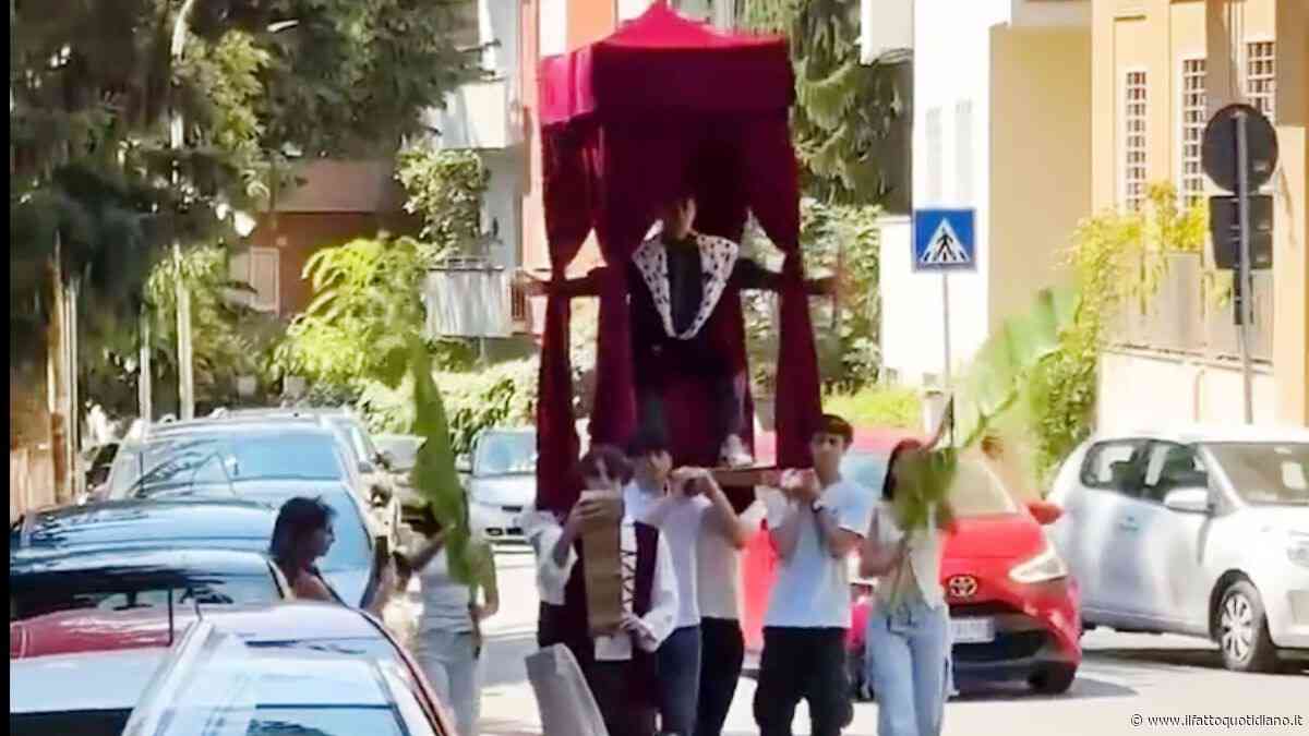 “Il giudizio finale è arrivato”. Studente romano si presenta alla maturità su un baldacchino portato a spalla dagli amici. Video virale (con qualche polemica)