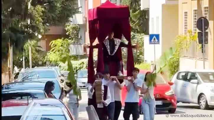 “Il giudizio finale è arrivato”. Studente romano si presenta alla maturità su un baldacchino portato a spalla dagli amici. Video virale (con qualche polemica)