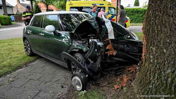 Vrouw vliegt met auto over rotonde en botst tegen boom in Oisterwijk