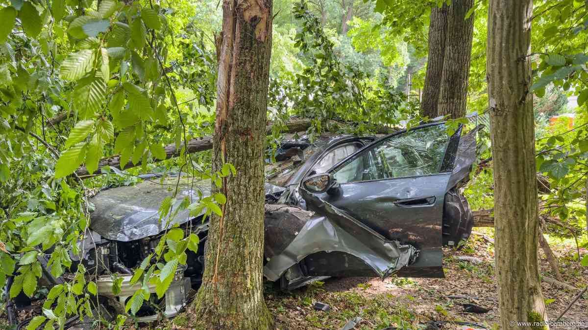 Spektakulärer Unfall in Forchheim: Auto rast in Waldstück