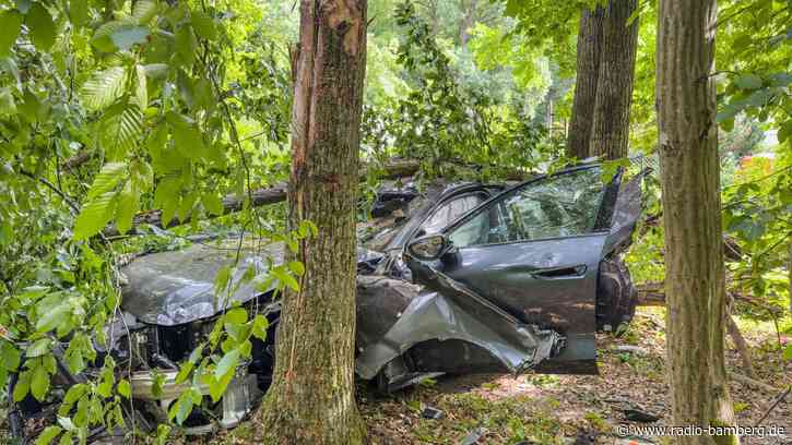 Spektakulärer Unfall in Forchheim: Auto rast in Waldstück
