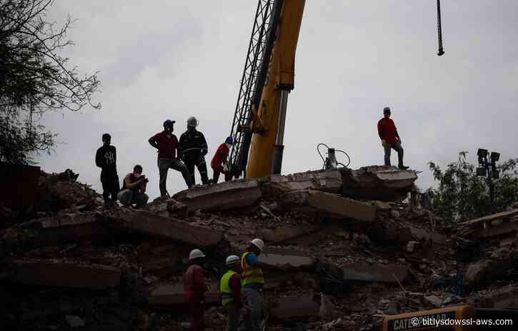 Avanzan labores de demolición y recuperación de cuerpos en La Guaira
