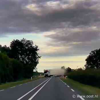 Kunststukje trucker: stuiterend draait hij illegaal de N35 op