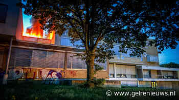 Dak van school in brand gevlogen