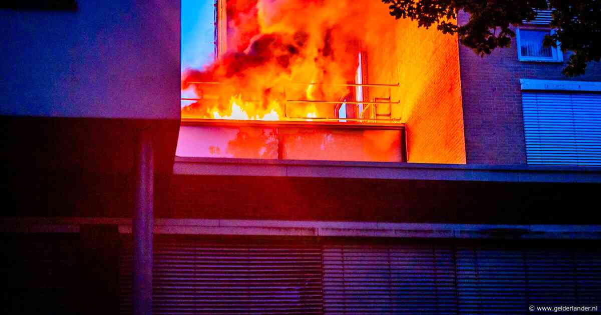 Brand op dak van school in Arnhem: grote rookpluim door vlammende zonnepanelen