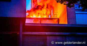 Brand op dak van school in Arnhem: grote rookpluim door vlammende zonnepanelen