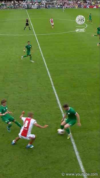 Sean Steur with the nutmeg for Ajax vs. Panathinaikos 🥜