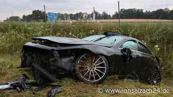 Spektakulärer Unfall auf A94: Mercedes durchbricht Zaun und überschlägt sich
