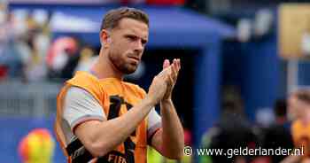 Grote zorgen om pols Jordan Henderson, die valt tijdens feestje met supporters: ‘Ziet er heel slecht uit’