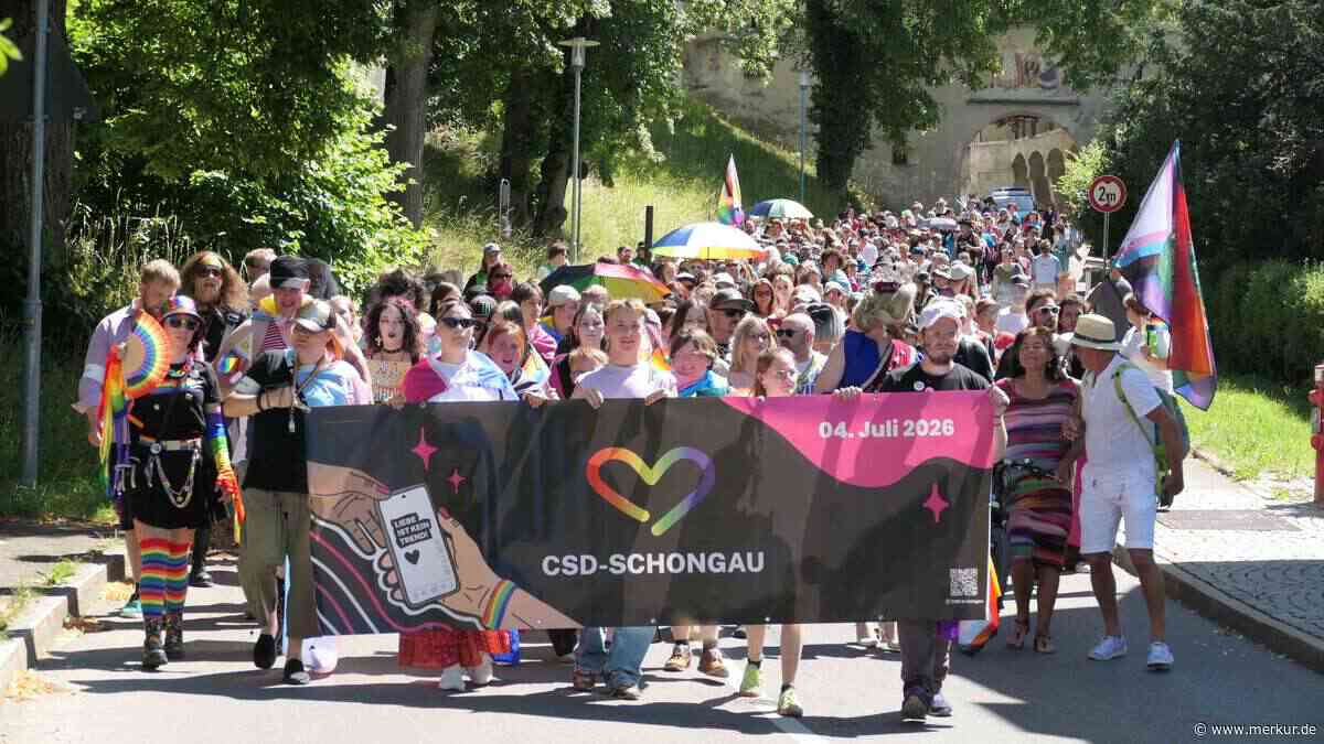 „Liebe ist kein Trend“: 300 Menschen demonstrieren beim Christopher-Street-Day in oberbayerischer Stadt