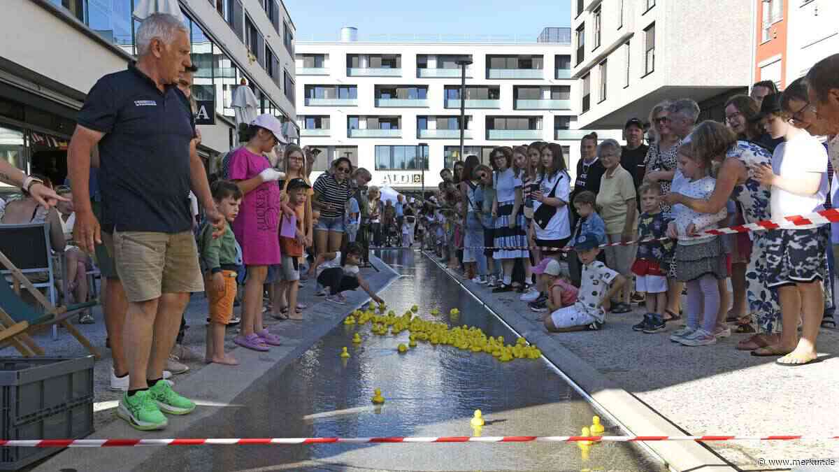 Über 600 Badeenten schwimmen bei langer Shoppingnacht um Gutscheine