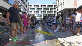 Über 600 Badeenten schwimmen bei langer Shoppingnacht um Gutscheine