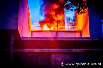 Brand op dak van school, grote rookpluim door brandende zonnepanelen