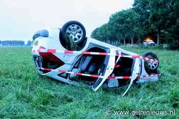 Auto op z’n kop in weiland, bestuurder spoorloos
